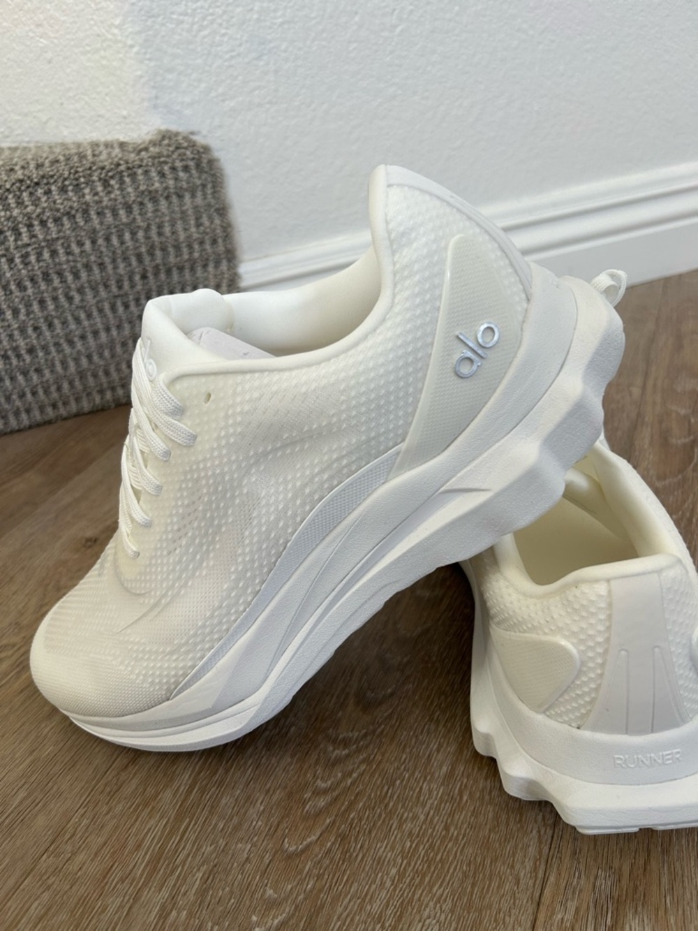 ALO Yoga Men’s Runner White Performance Sneakers, mens 9 - Picture 4 of 5